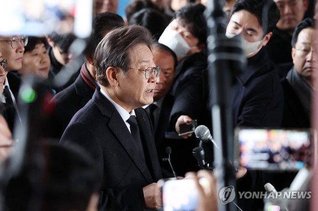 5·18 묘지서 기자회견하는 이재명 대표