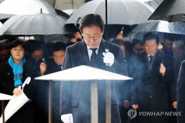 중대 발표 직전 5·18 묘지 참배