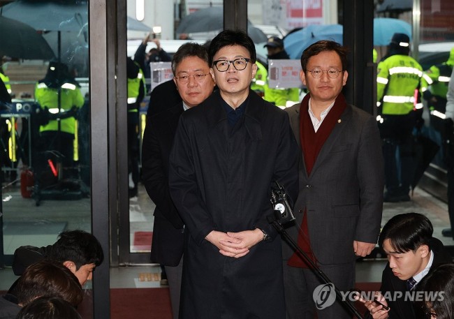 취재진 질문에 답하는 한동훈 비대위원장
